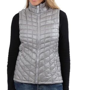 🆕 The North Face Women's Gray Quilted Vest!